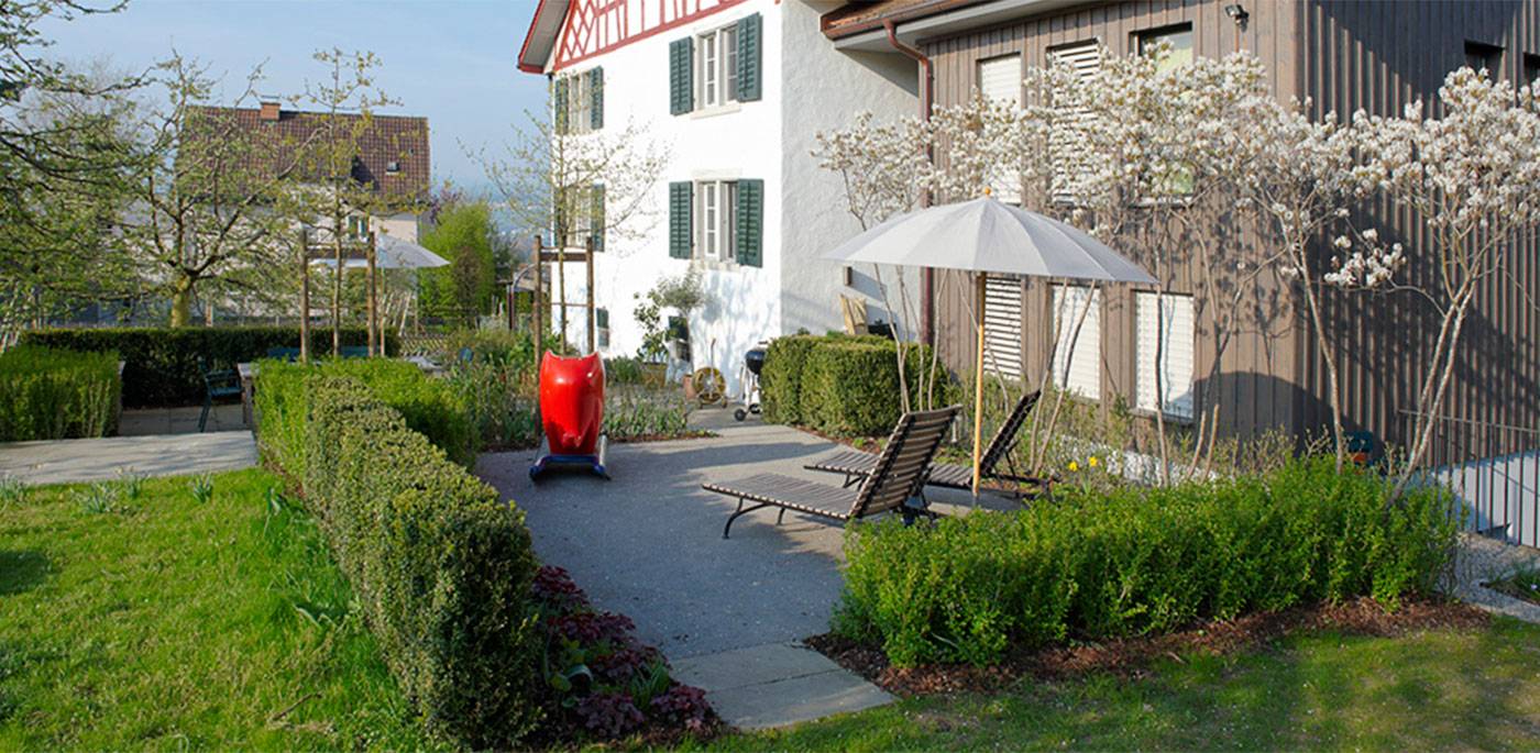 Moderner Bauerngarten bei Tag