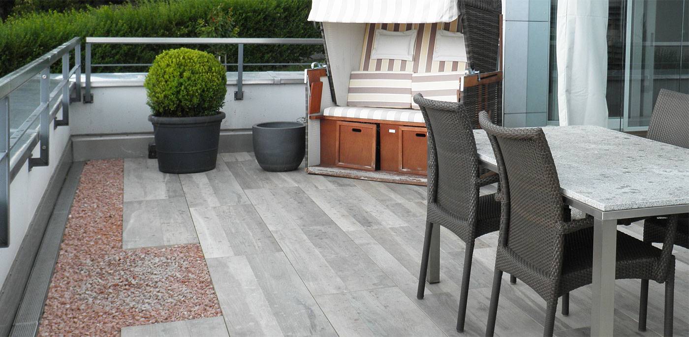 Terrasse mit Feinsteinzeug